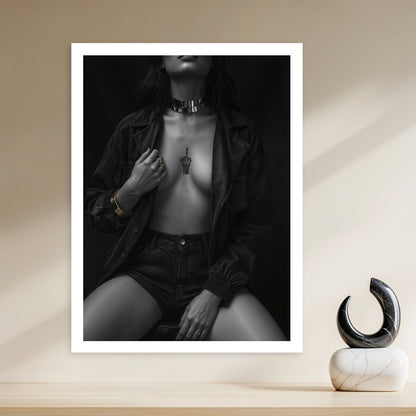 Beauté Rebelle – Femme Noire & Chemise Ouverte